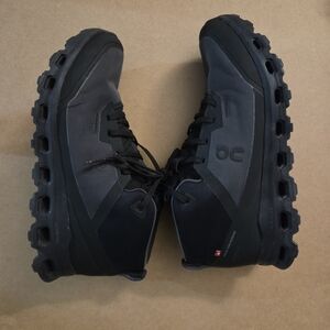 On Running Boots Cloudroam. These Boots Are Not Waterproof